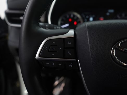 Used 2023 Toyota Highlander XLE image 17