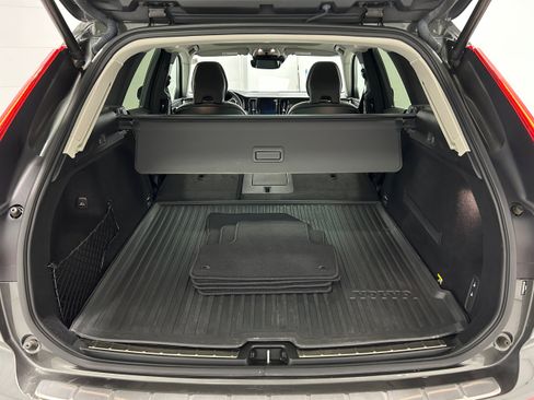 Used 2019 Volvo XC60 T5 Momentum w/ Multimedia Package AWD/4WD image 34