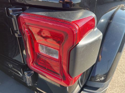 Used 2018 Jeep Wrangler Unlimited Sahara image 46