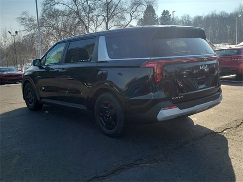 Certified 2025 Kia Carnival image 3