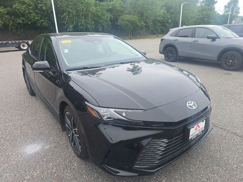 Used 2025 Toyota Camry XLE w/ Premium Plus Package FWD image 3