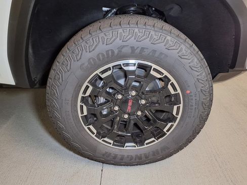 New 2026 GMC Canyon AT4 w/ Technology Plus Package AWD/4WD image 4
