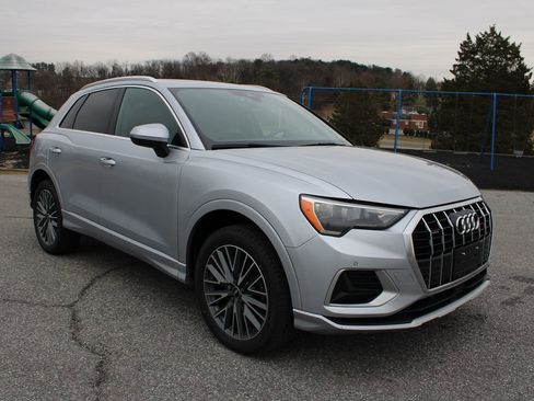 Used 2022 Audi Q3 2.0T Premium w/ Convenience Package image 2