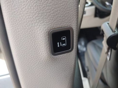 Used 2024 Chrysler Pacifica Touring-L FWD image 69