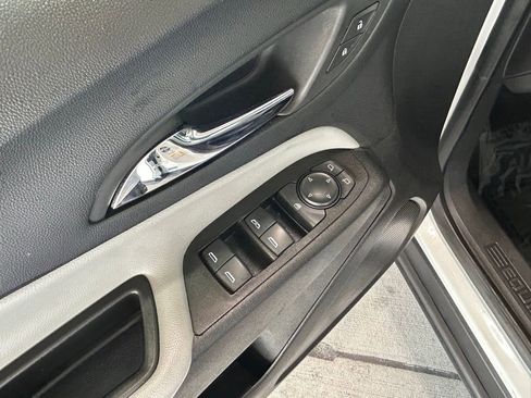 Used 2022 Chevrolet Equinox LS image 40