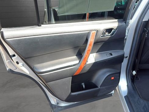 Used 2011 Toyota Highlander Limited w/ Tow Pkg image 17