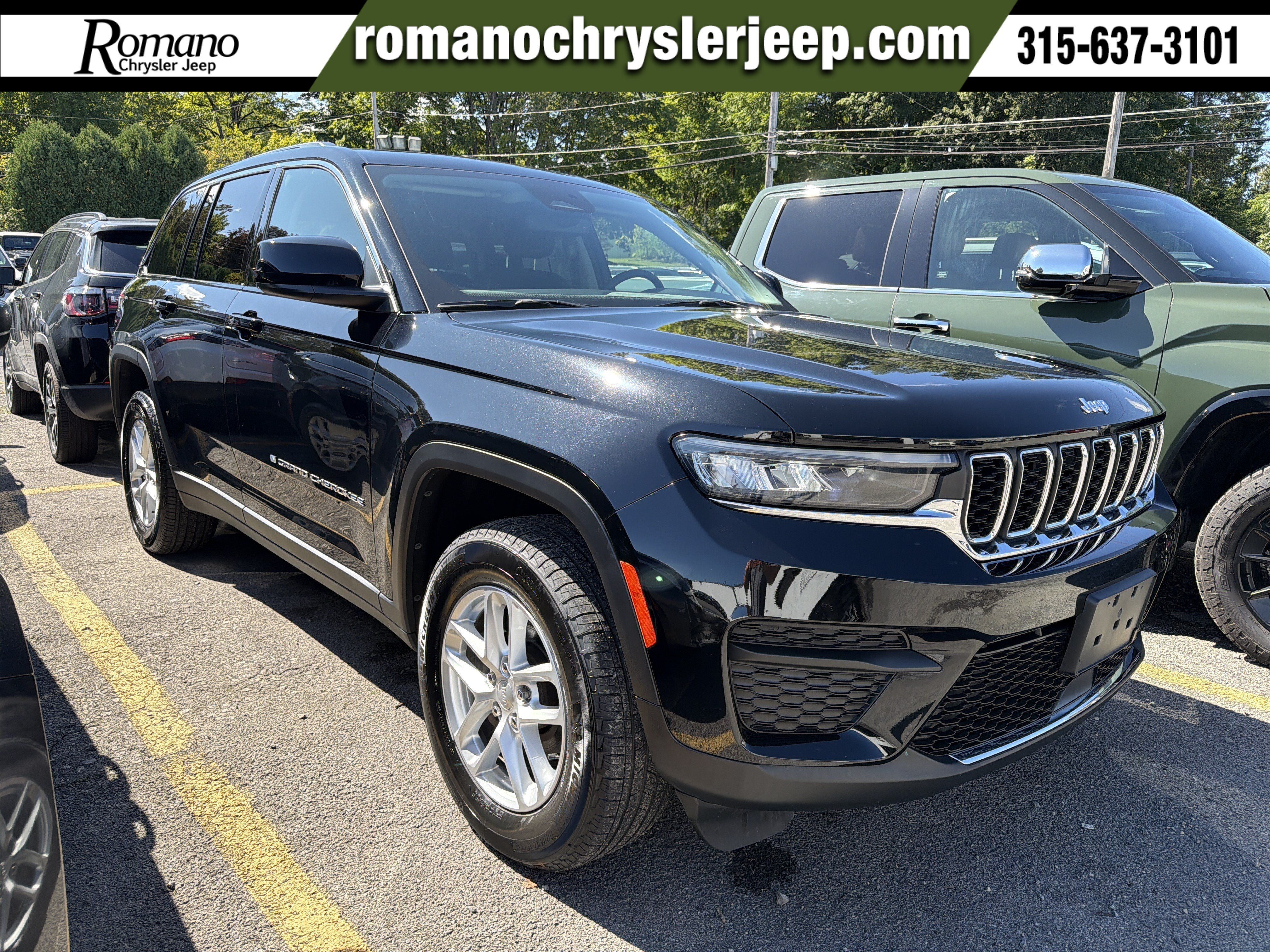 Used 2023 Jeep Grand Cherokee Laredo w/ Luxury Tech Group I AWD/4WD image 1