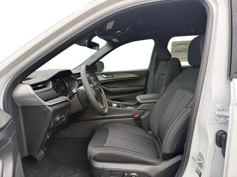 New 2025 Jeep Grand Cherokee Laredo image 9