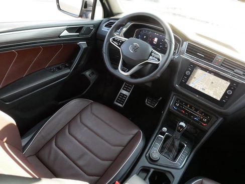 Certified 2024 Volkswagen Tiguan SEL R-Line image 9