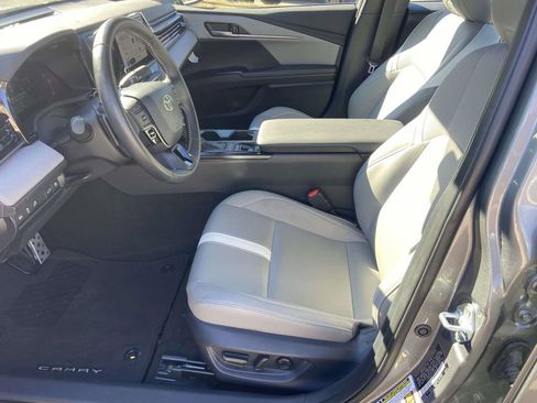 Used 2025 Toyota Camry SE w/ Convenience Package image 16