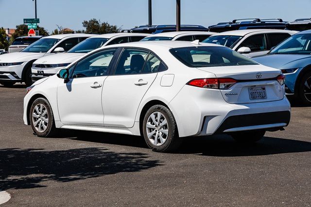 Used 2022 Toyota Corolla LE FWD image 2