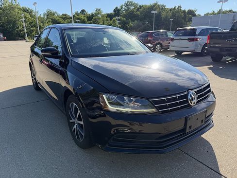 Used 2018 Volkswagen Jetta SE FWD image 2