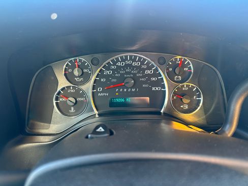 Used 2019 GMC Savana 3500 Extended w/ Driver Convenience Package image 9