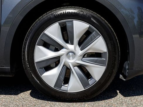 Used 2023 Tesla Model Y Long Range AWD/4WD image 37
