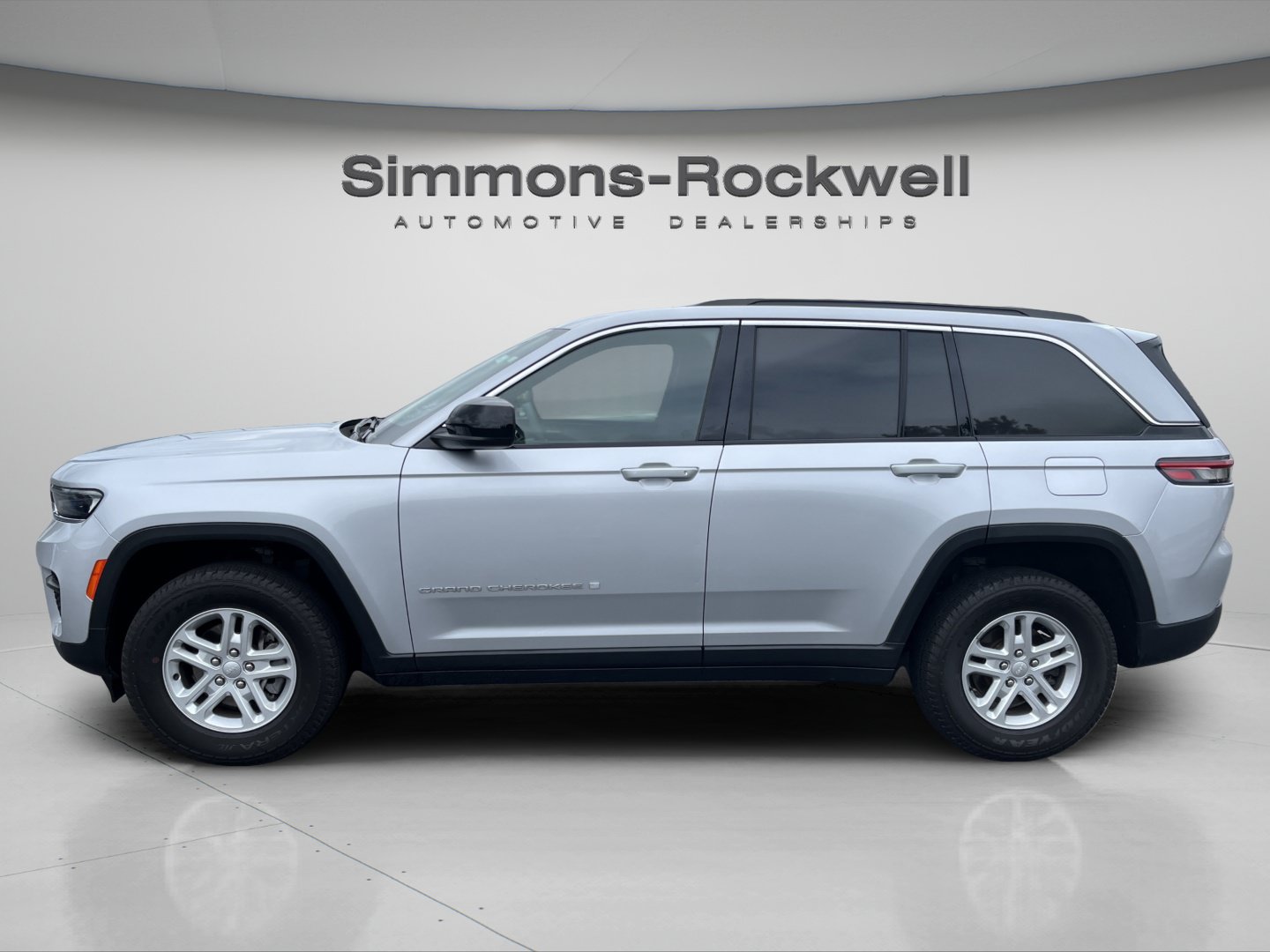 Used 2024 Jeep Grand Cherokee Laredo AWD/4WD image 2