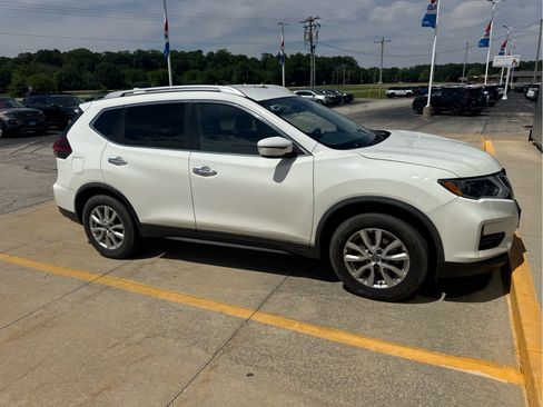 Used 2019 Nissan Rogue SV FWD image 4