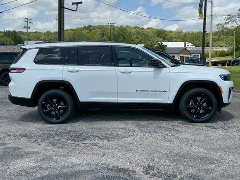 New 2026 Jeep Grand Cherokee L Limited w/ Limited Altitude Package AWD/4WD image 2