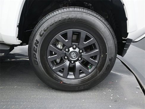 Used 2022 Toyota Tacoma SR5 w/ Technology Package image 18