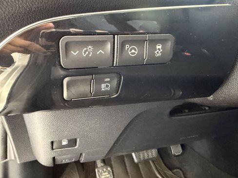 Used 2022 Toyota Prius LE FWD image 28