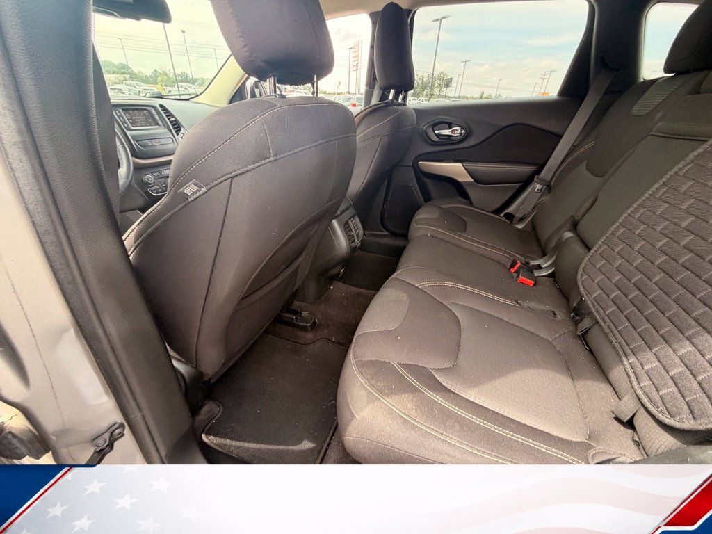 Used 2017 Jeep Cherokee Latitude w/ Comfort/Convenience Group AWD/4WD image 8