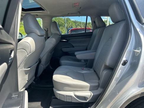 Used 2020 Toyota Highlander XLE image 9