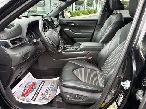 Used 2021 Toyota Highlander XSE AWD/4WD image 9