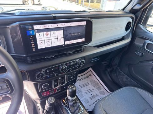 Used 2024 Jeep Wrangler Unlimited AWD/4WD image 21