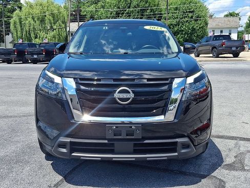 Used 2025 Nissan Pathfinder SV AWD/4WD image 2