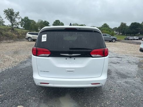 Used 2023 Chrysler Voyager LX FWD image 4