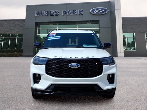 Used 2025 Ford Explorer ST-Line AWD/4WD image 2