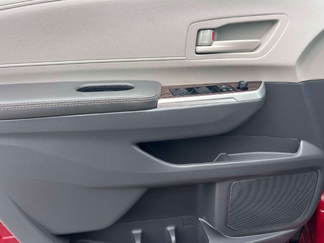 Used 2024 Toyota Sienna LE FWD image 21