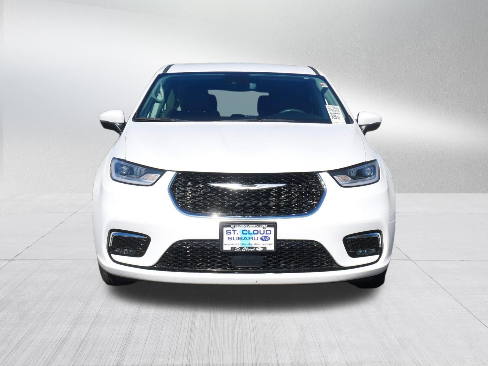 Used 2023 Chrysler Pacifica Touring-L FWD image 2