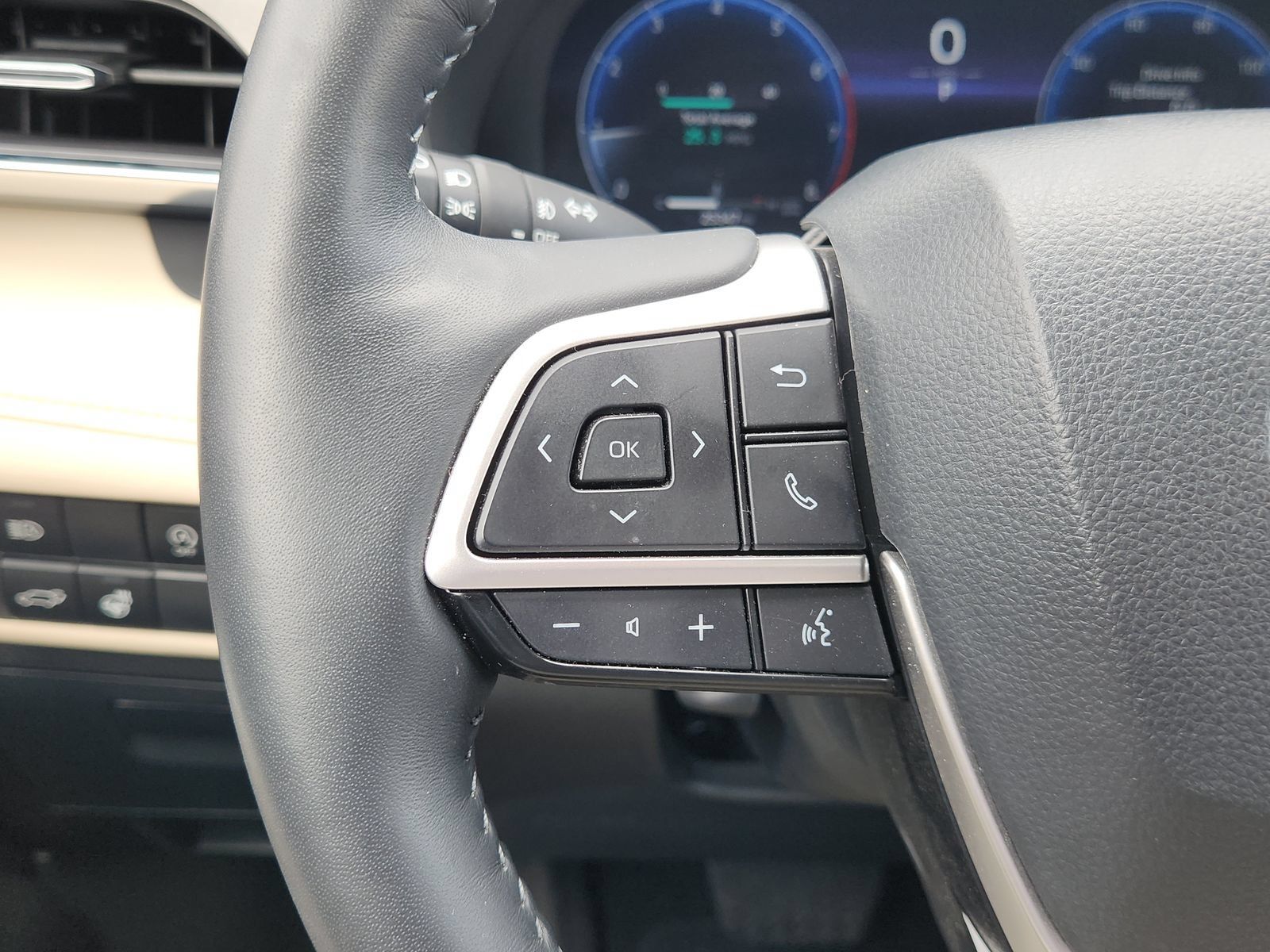 Used 2024 Toyota Highlander Limited AWD/4WD image 31
