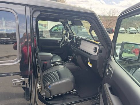 New 2025 Jeep Wrangler Unlimited Sahara w/ Technology Group AWD/4WD image 10