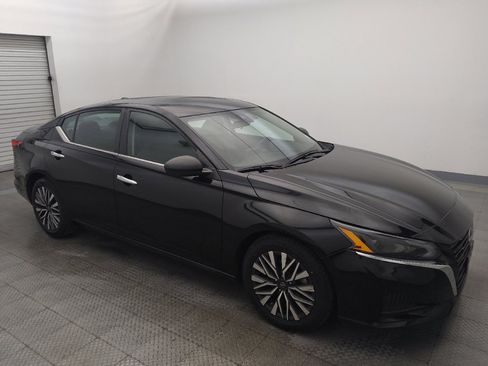 Used 2024 Nissan Altima 2.5 SV FWD image 11