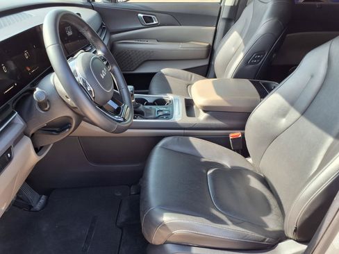 Used 2025 Kia Carnival EX FWD image 13
