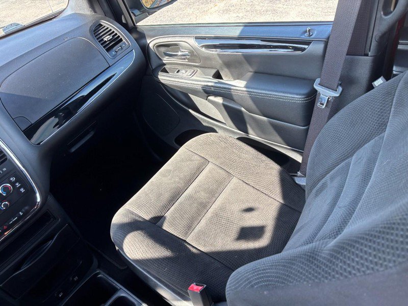 Used 2017 Dodge Grand Caravan SE FWD image 16