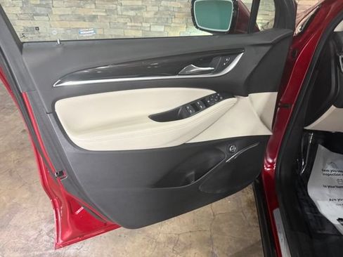 Used 2022 Buick Enclave Essence w/ Experience Buick Package FWD image 9