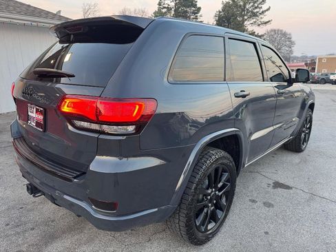 Used 2017 Jeep Grand Cherokee Altitude image 3