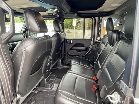 Used 2022 Jeep Wrangler Unlimited Sahara w/ LED Lighting Group AWD/4WD image 15