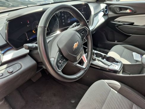Used 2025 Chevrolet Trax LT w/ LT Convenience Package FWD image 7