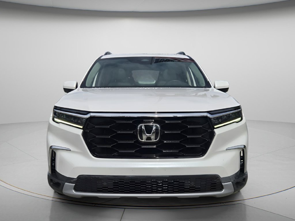 Certified 2025 Honda Pilot Touring image 4