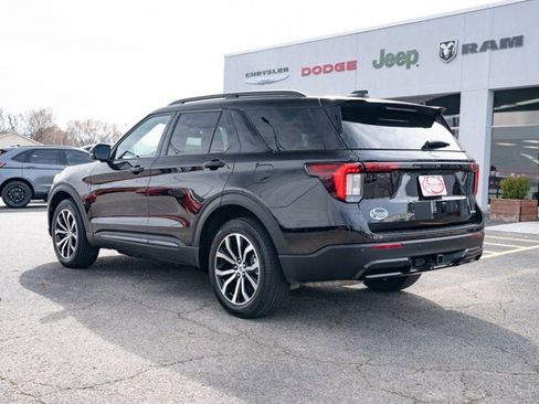 Used 2025 Ford Explorer ST-Line image 3