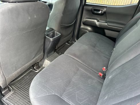 Used 2017 Toyota Tacoma TRD Sport image 12