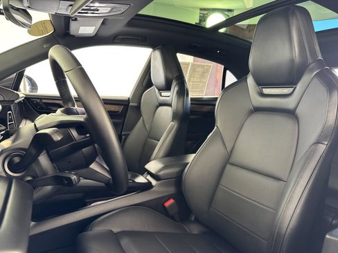 Certified 2025 Porsche Macan Electric image 5