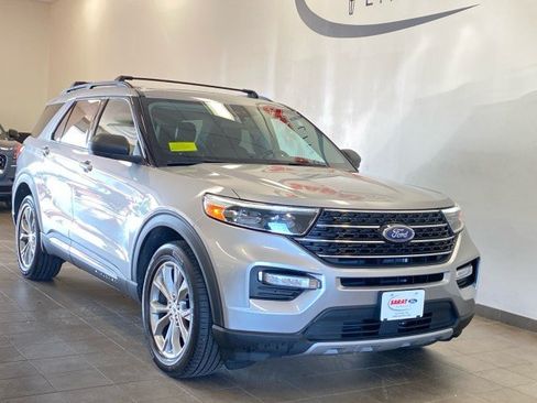 Used 2021 Ford Explorer XLT w/ Equipment Group 202A AWD/4WD image 2