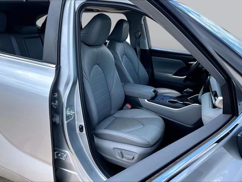 Used 2023 Toyota Highlander XLE AWD/4WD image 9