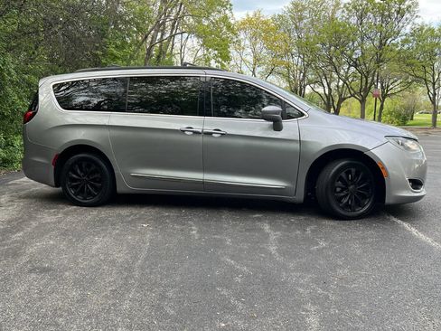 Used 2017 Chrysler Pacifica Touring-L FWD image 10