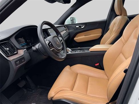 Used 2022 Volvo XC60 B5 Inscription w/ Advanced Package image 16