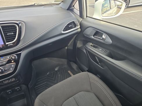 Used 2021 Chrysler Pacifica Touring w/ S Appearance Package image 11